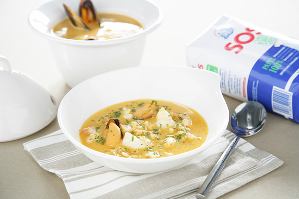 Plato de sopa de pescado con arroz