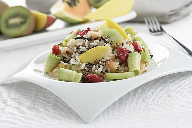 Ensalada de arroz y frutas tropicales