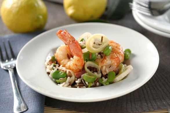 Ensalada de arroz con gambones, habitas y jamón