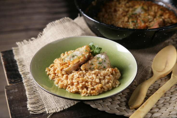 Plato de arroz de pescado de roca