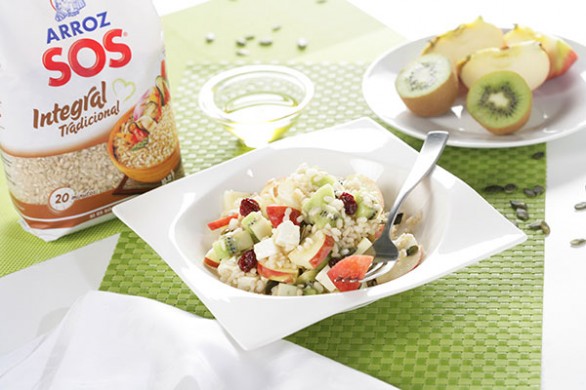 ensalada de arroz integral con frutas y queso fresco