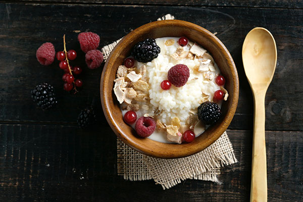 Arroz con leche de avena, muesli y frutos rojos