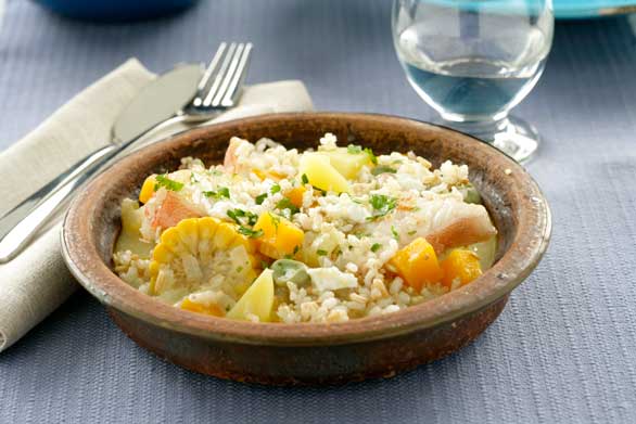 plato de chupe de pescado con arroz integral y quinoa