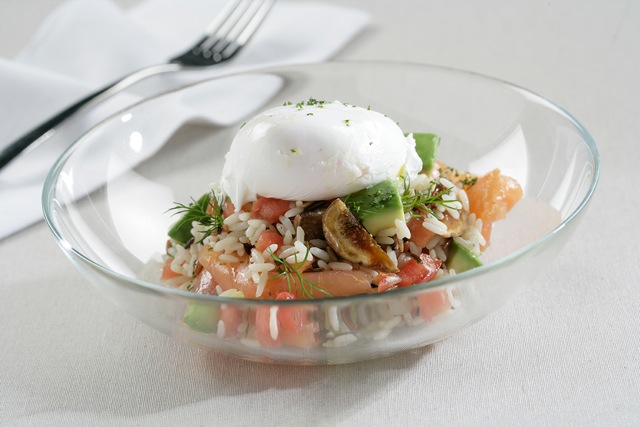 Ensalada arroz aguacate y salmon