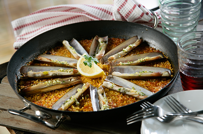 Paella de arroz con navajas y azafrán