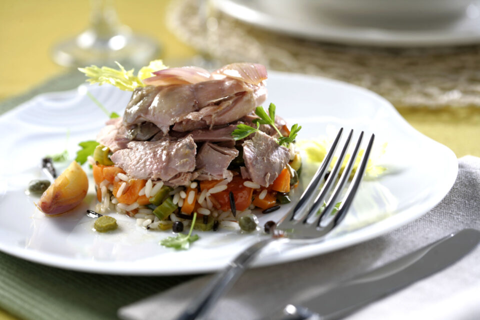 Ensalada de arroz y perdiz escabechada
