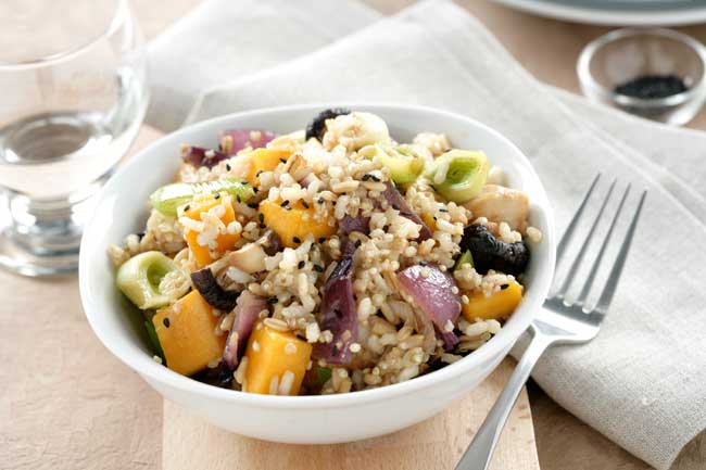Salteado de arroz integral con quinoa, calabaza y pollo