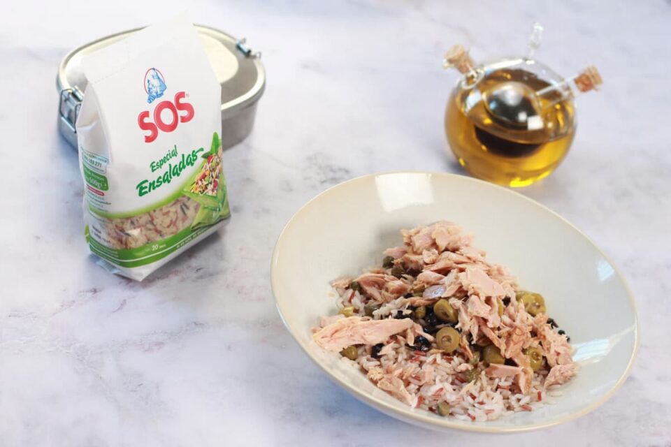 Ensalada de arroz y atún deliciosa