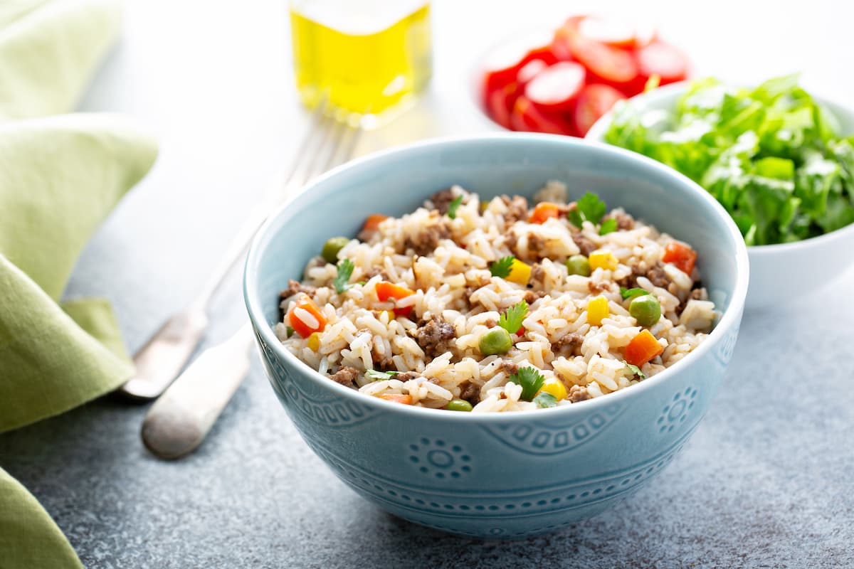 ¿Cuánta proteína contiene el arroz blanco?