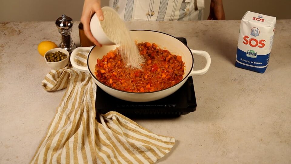 Incorporar el arroz y el caldo