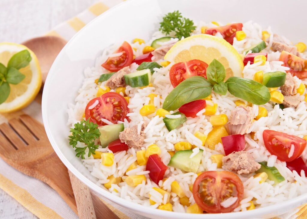 comidas de verano arroz ensalada