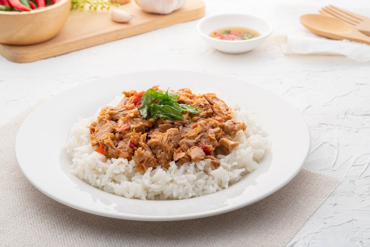 Arroz blanco con atún: ¿contribuye al aumento de peso?