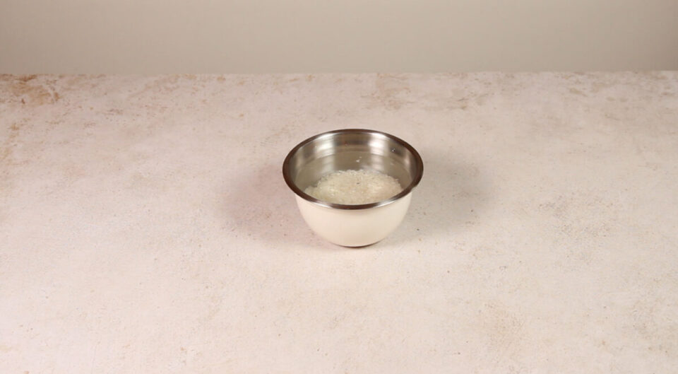 Remojar el arroz en agua