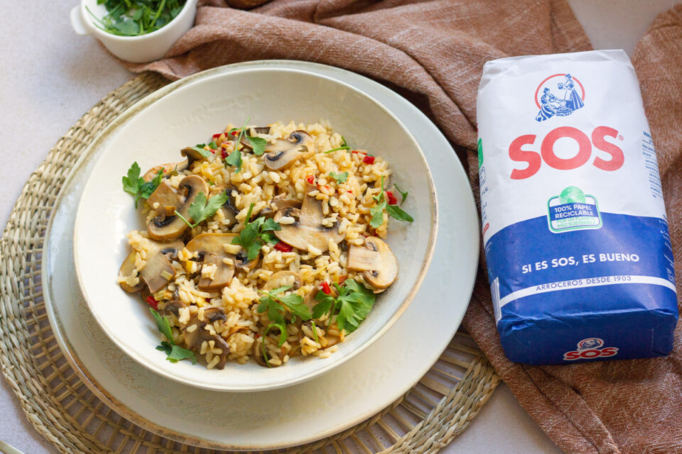 Arroz con champiñones para disfrutar en casa