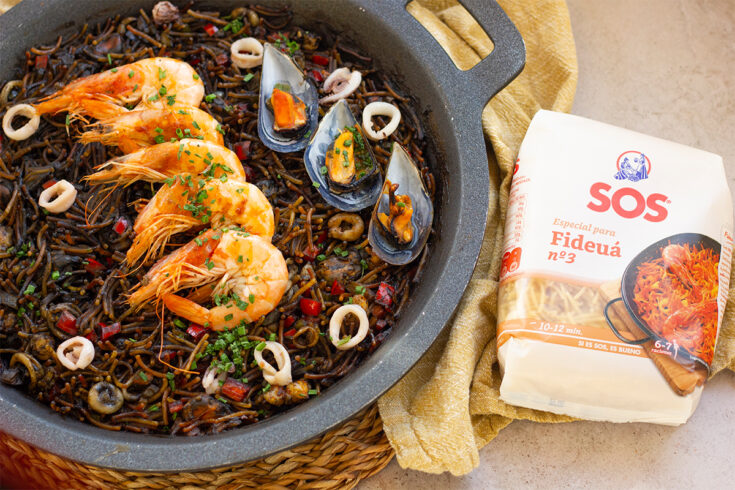 Fideuá negra con calamares y gambas