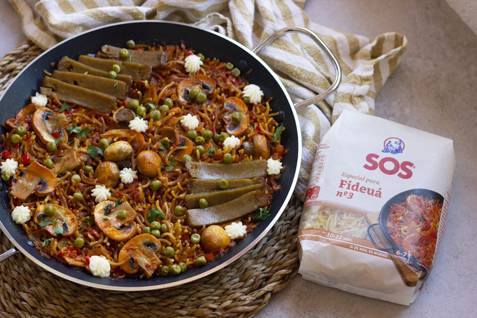 Fideuà vegana con verduras y setas de temporada