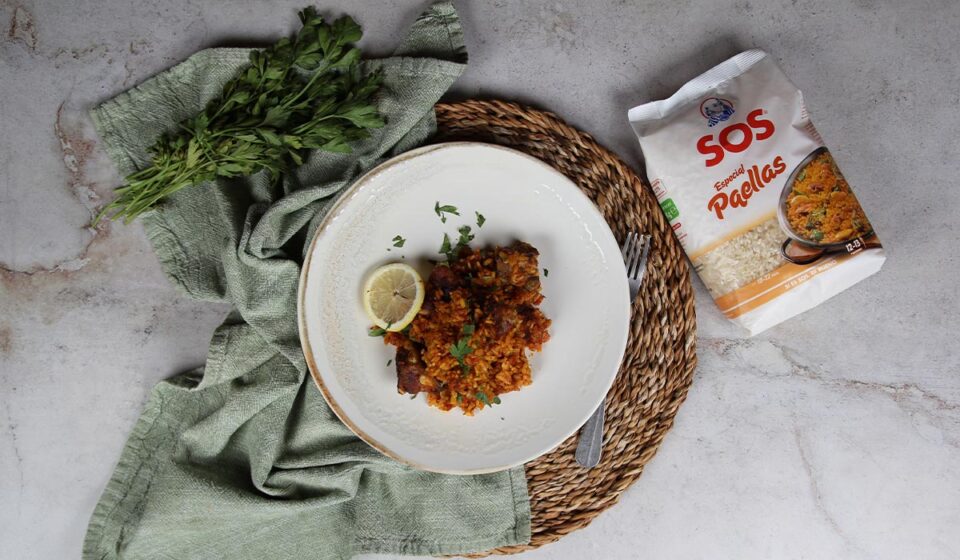 Presentación de arroz con costillas adobadas