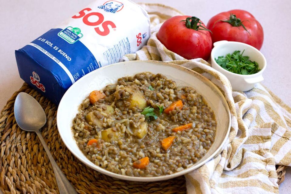 Lentejas con verduras y arroz: receta saludable