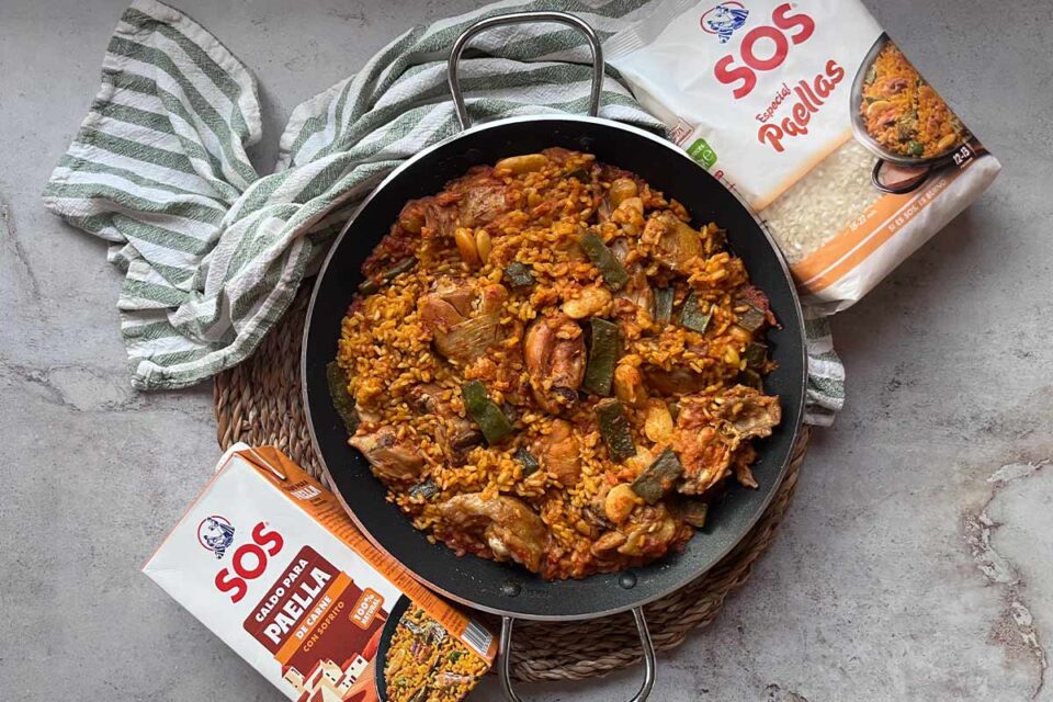 Paella con conejo y pollo