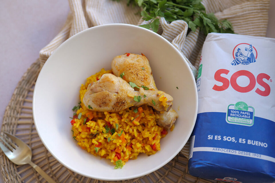 Arroz con muslitos de pollo al estilo casero