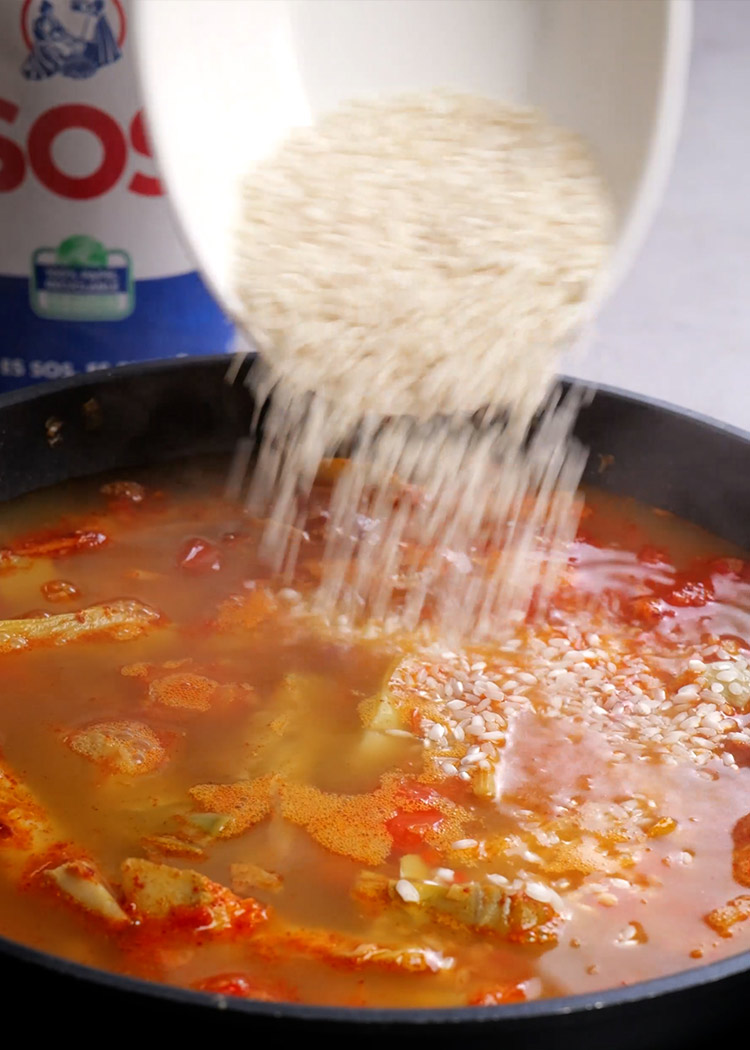 Caldo y arroz en arroz con alcachofas congeladas
