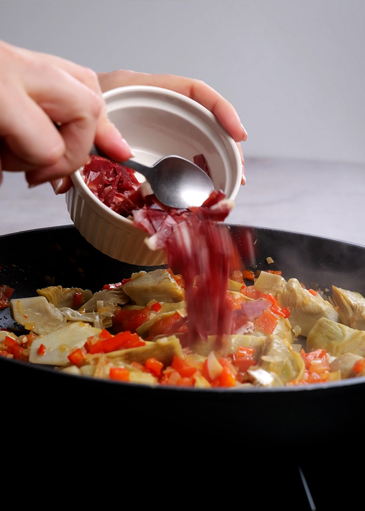 Añadir tiras de jamón a arroz con alcachofas congeladas