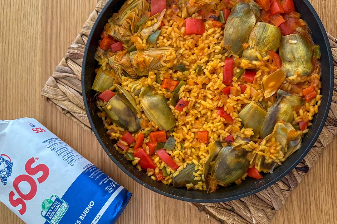 Presentación de arroz con alcachofas y verduras