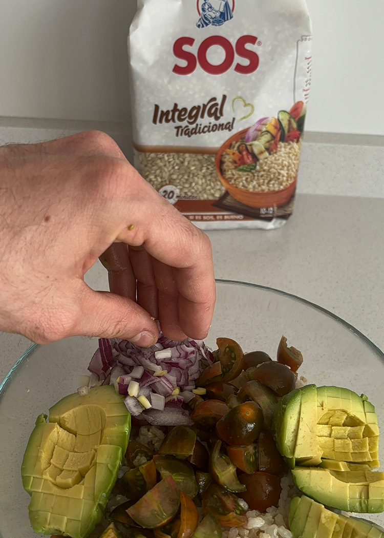 Cortar ingredientes para ensalada de arroz integral