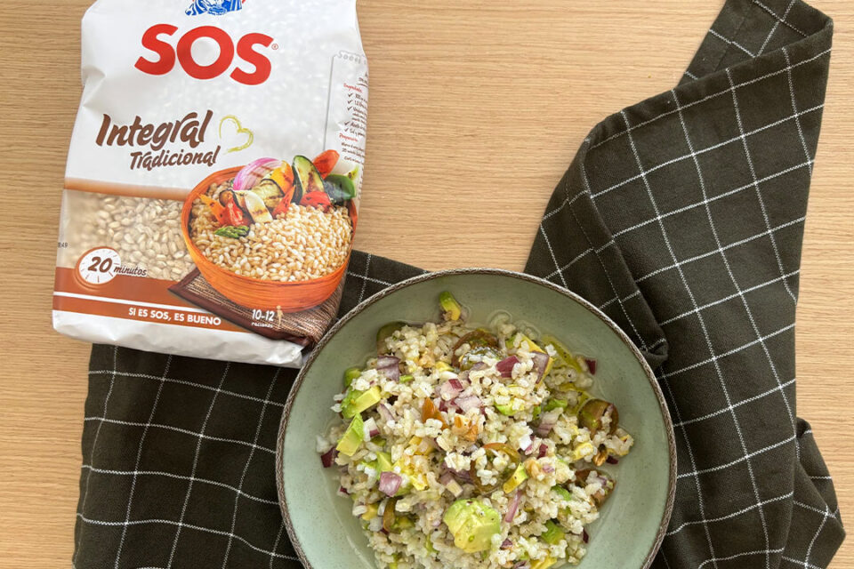 Ensalada de arroz integral fresca y saludable