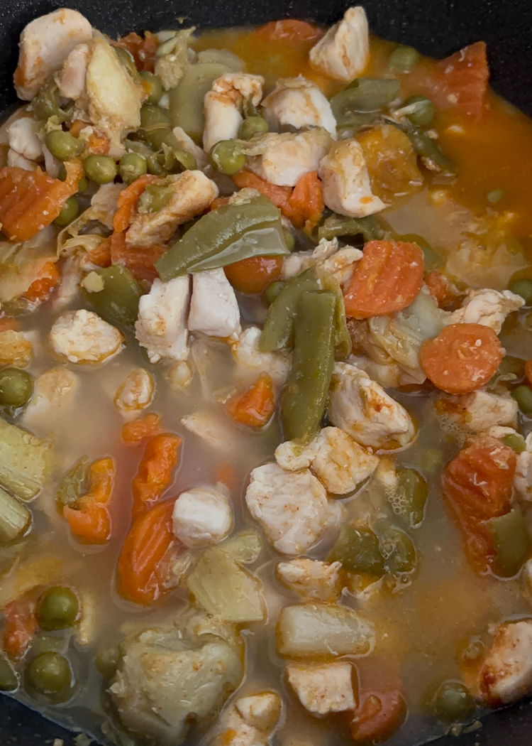 Saltear pollo y menestra para arroz con menestra