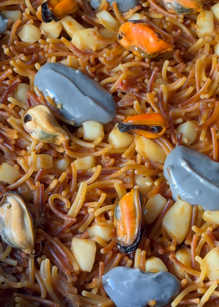 servir fideuá con mejillones