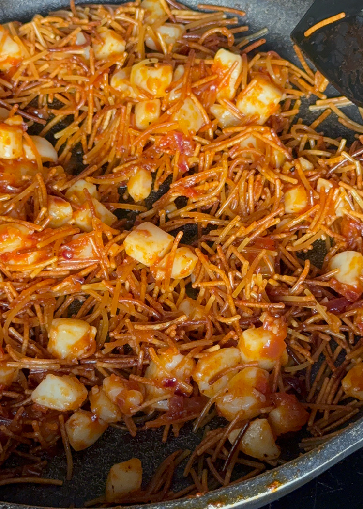 añadir los fideos para fideuá con mejillones