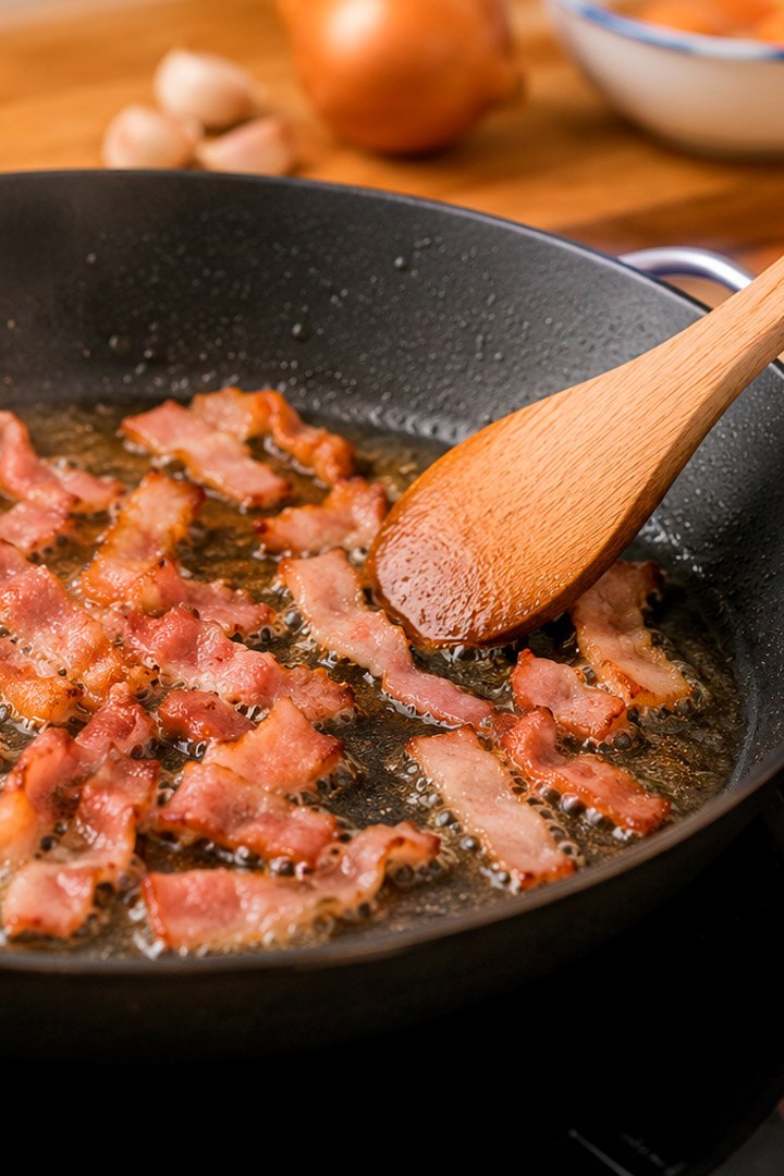 Dorar bacon para fideuá tostada a la carbonara