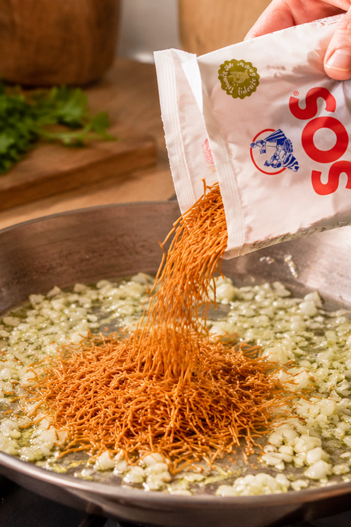 añadir fideos para fideuá tostada a la carbonara
