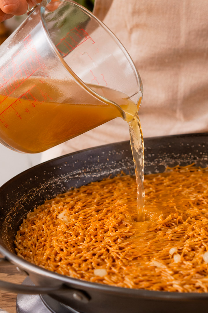 añadir caldo para fideuá tostada a la carbonara